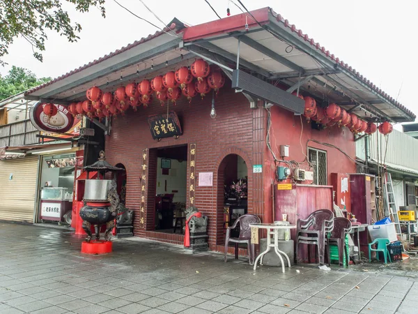 Китайский ресторан в маленьком доме из красного кирпича — стоковое фото