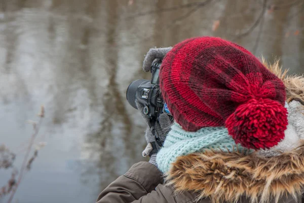 Jong meisje het nemen van winter Foto's — Stockfoto
