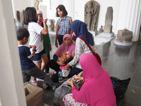 Sekelompok wanita Muslim mengenakan jilbab berwarna-warni — Stok Foto