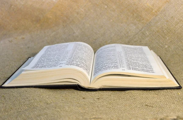 Eski vitray kitabında açık görünümü sayfaya Tekstil zemin üzerine