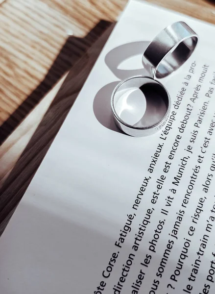 Kitapta bir şişe parfüm. 