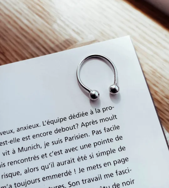 Kitapta bir şişe parfüm. 