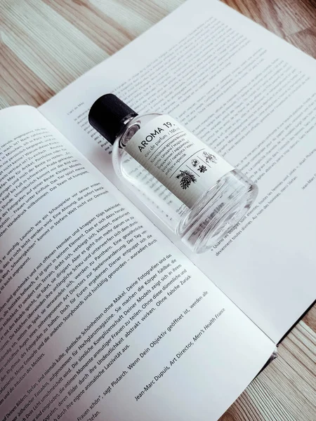 Kitapta bir şişe parfüm. 