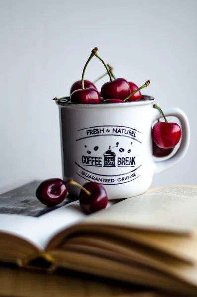 Bir fincanda tatlı kiraz