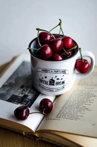 Bir fincanda tatlı kiraz