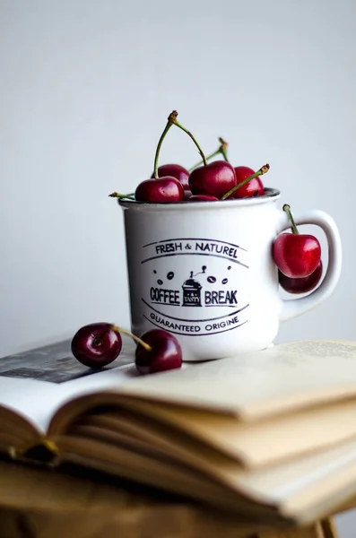 Bir fincanda tatlı kiraz