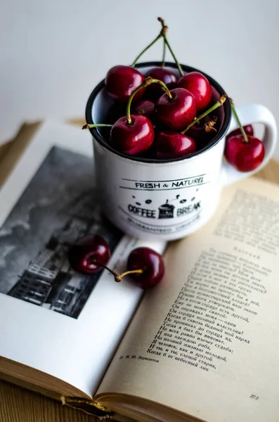 Bir fincanda tatlı kiraz