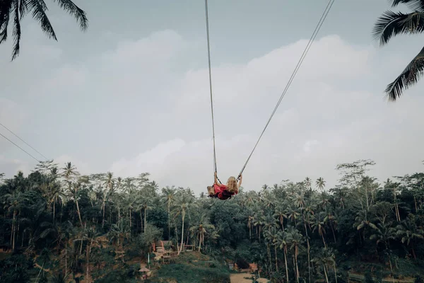 Жінка Розважається Гойдалці Азіатському Лісі — стокове фото