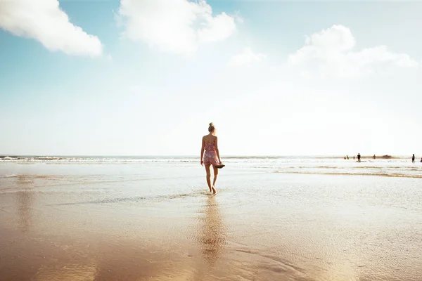Молодая Девушка Гуляет Песчаному Морскому Пляжу — стоковое фото