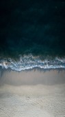 a légi felvétel a tenger partján homokos strand és a kék hullámok 