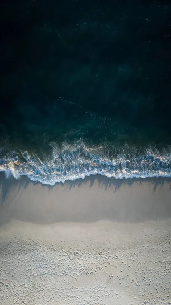 Αεροφωτογραφία Του Θάλασσα Αμμουδιά Και Απέραντο Γαλάζιο Των Κυμάτων — Φωτογραφία Αρχείου