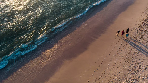 Deniz Kıyı Kumsal Mavi Dalgalar Ile Havadan Görünümü — Stok fotoğraf