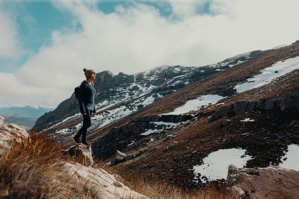 Молодая Женщина Стоящая Высокогорье Небом Снежными Горами Заднем Плане — стоковое фото