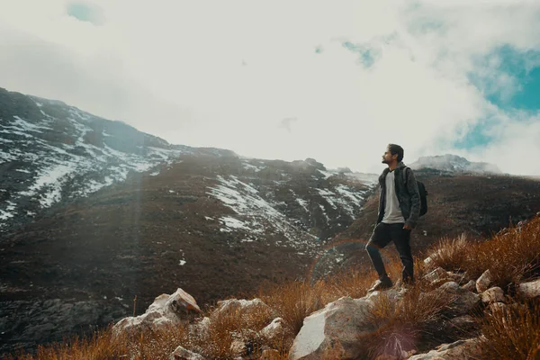 Homme Avec Sac Dos Debout Dans Les Hautes Terres Avec — Photo