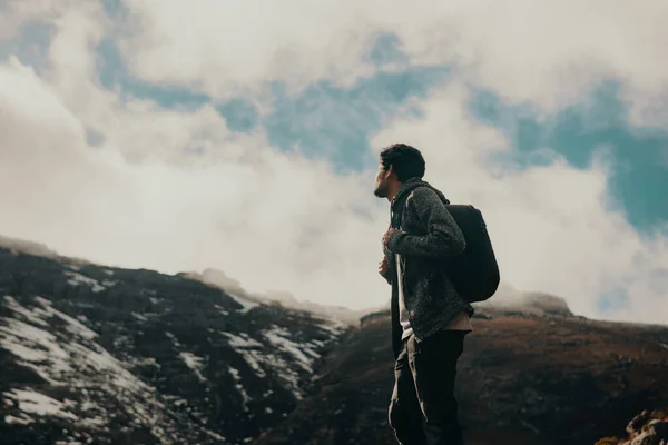 Άντρας Σακίδιο Στέκεται Στην Ορεινή Χώρα Τον Ουρανό Στο Παρασκήνιο — Φωτογραφία Αρχείου