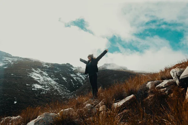 Genç Bir Kadın Gökyüzü Arka Planda Karlı Dağlarla Skoçya Duruyor — Stok fotoğraf