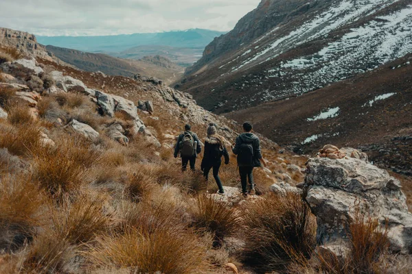 Three Friends Walking Highland — Stock Photo, Image