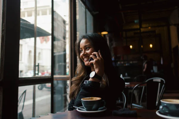 Gadis Muda Ras Campuran Dengan Smartphone Dan Duduk Meja Dengan — Stok Foto
