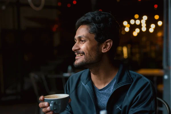 Pemuda Tampan Berpose Kafe Dengan Kopi — Stok Foto