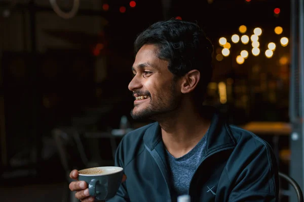 Pemuda Tampan Berpose Kafe Dengan Kopi Stok Foto