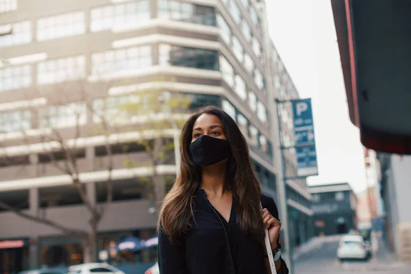 Giovane Donna Che Indossa Maschera Sulla Strada Della Città — Foto Stock