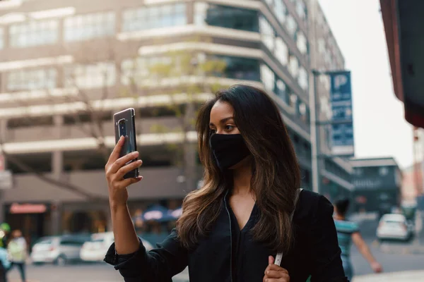 Giovane Donna Con Smartphone Indossando Maschera Sulla Strada Della Città — Foto Stock