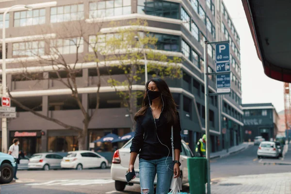 Wanita Muda Mengenakan Masker Wajah Jalanan Kota Mendengarkan Musik — Stok Foto