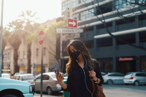 Wanita Muda Dengan Smartphone Memakai Masker Wajah Jalan Kota — Stok Foto