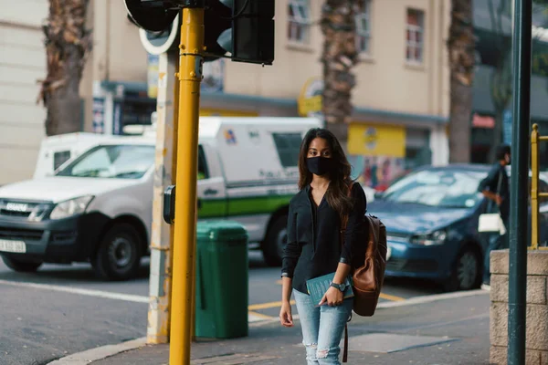 Wanita Muda Mengenakan Masker Wajah Jalan Kota — Stok Foto