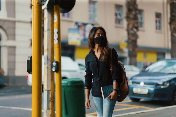 Wanita Muda Mengenakan Masker Wajah Jalan Kota — Stok Foto