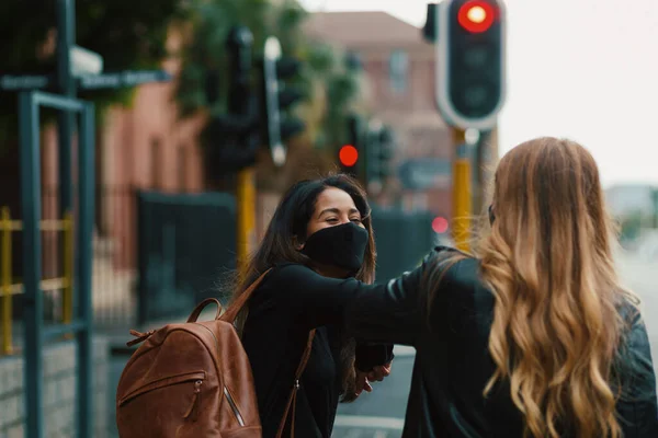 Covid Salgını Sırasında Birbirlerini Dirseklerle Yüz Maskeleriyle Selamlayan Genç Kadınlar — Stok fotoğraf