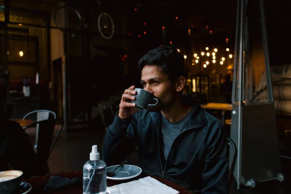 Pemuda Tampan Berpose Kafe Dengan Kopi — Stok Foto