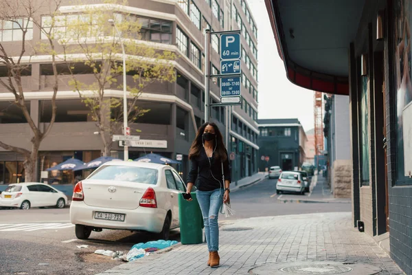 Wanita Muda Mengenakan Masker Wajah Jalanan Kota Mendengarkan Musik Stok Foto