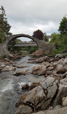 Nehrin Dulnain Carrbridge, 1717 yılında inşa edilmiş eski paketi at köprüden.