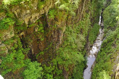 Corrieshalloch Gorge Droma Nehri 20 km güneyinde Ullapool İskoç dağlık yer alır. 1.5 km mesafededir uzun, 60 m derinliğinde.