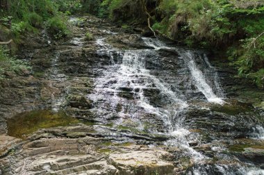 Plodda Falls bir şelale 5 km Tomich köyü yakınındaki İskoçya Highlands Glen Affric güneybatısında olduğunu.
