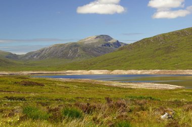 Loch Glascarnoch, bir rezervuar 7km uzunluğunda, hakkında yarım Ullapool Inverness aramda.