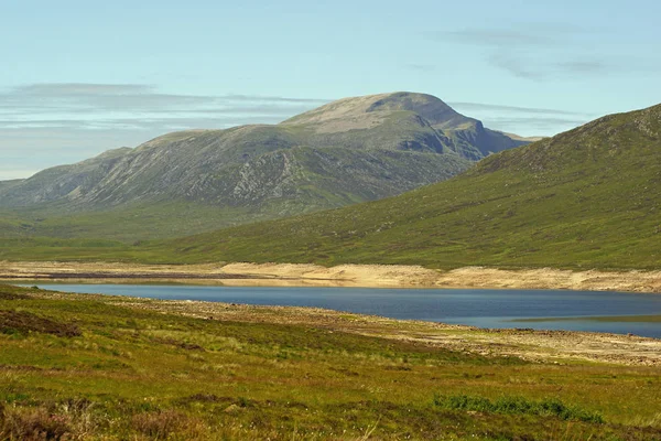 Loch Glascarnoch, bir rezervuar 7km uzunluğunda, hakkında yarım Ullapool Inverness aramda.