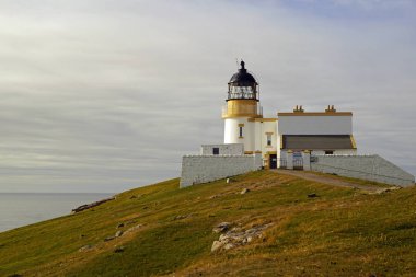 Stoer deniz feneri tamamen mobilyalı Self Catering deniz feneri Lochinver Sutherland, Kuzey Batı İskoçya'nın kuzeyinde Stoer kafasına bulunmaktadır.
