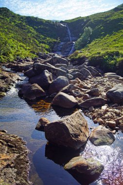 şelale İskoçya'da. İskoçya her nereye bakmak güzel manzara dolu. Doğanın güzelliği kelimelerle ifade etmek zordur. Vahşi geyik burada nadir değildir.