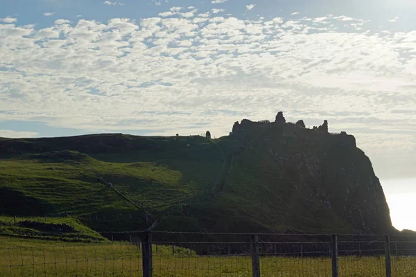 スカイ島に Trotternish 半島の中世の要塞の遺跡である Duntulm — ストック写真