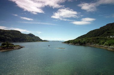 Strome kalesidir Loch Carron içinde Stromemore, 5.5 km güneybatısında Lochcarron köyü kıyısında ova bir kale harabe.