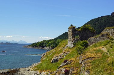 Strome kalesidir Loch Carron içinde Stromemore, 5.5 km güneybatısında Lochcarron köyü kıyısında ova bir kale harabe.