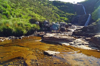 İskoçya 'da küçük bir şelale. İskoçya nereye bakarsan bak güzel manzaralarla doludur. Doğanın güzelliğini kelimelere dökmek zordur..