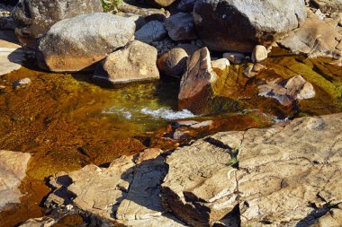 İskoçya 'da küçük bir şelale. İskoçya nereye bakarsan bak güzel manzaralarla doludur. Doğanın güzelliğini kelimelere dökmek zordur..