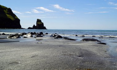 Tılsımlı Kumsal, Skye Adası 'ndaki Carbost köyüne yakındır.  