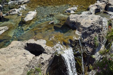 Peri havuzları, güzel berrak mavi havuzları üzerinde nehir kırılgan siyah Cuillins Glenbrittle yakınındaki ayak altındadır.