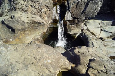 Peri havuzları, güzel berrak mavi havuzları üzerinde nehir kırılgan siyah Cuillins Glenbrittle yakınındaki ayak altındadır.