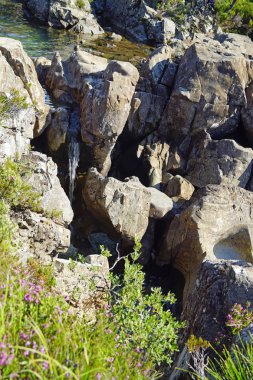 Peri havuzları, güzel berrak mavi havuzları üzerinde nehir kırılgan siyah Cuillins Glenbrittle yakınındaki ayak altındadır.