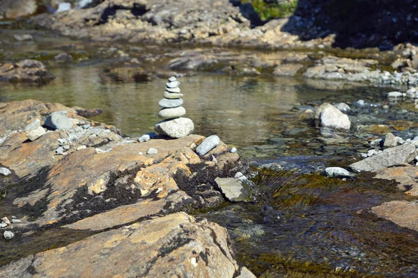 Úpatí Cuillins Černé Poblíž Glenbrittle Jsou Fairy Pools Krásně Křišťálově — Stock fotografie